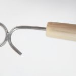Крюк на длинной ручке (для открывания форточек, створок окна и иных предметов)